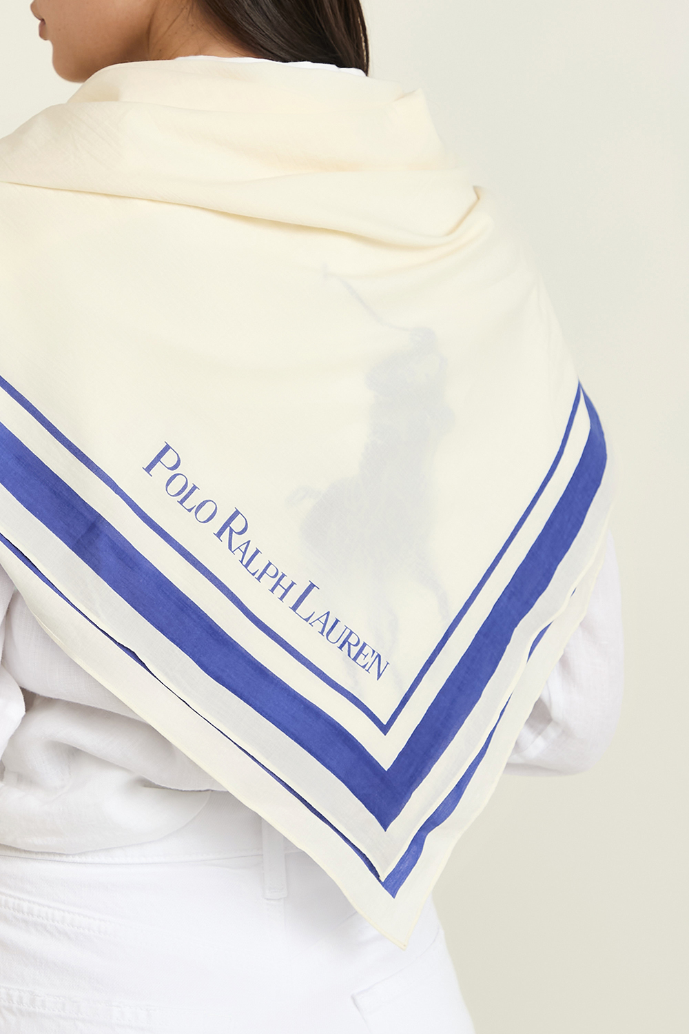 תמונת כל הלוק של צעיף פולו קייצי